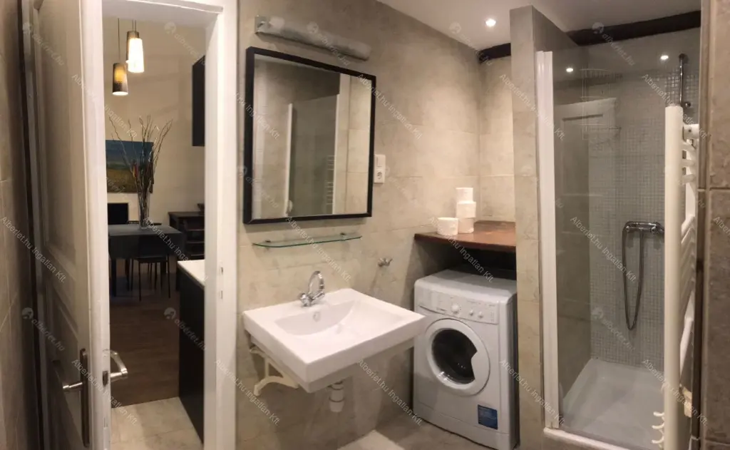 Kiadó albérlet 330000 Ft/hó áron: Budapest, VI. kerület  Lázár utca. Mérete: 40 nm, 1 szobás | Alberlet.hu - 6649442