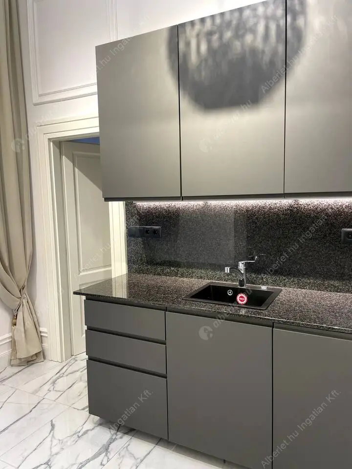 Kiadó albérlet 427000 Ft/hó áron: Budapest, VI. kerület  Lázár utca. Mérete: 47 nm, 2 szobás | Alberlet.hu - 6559480