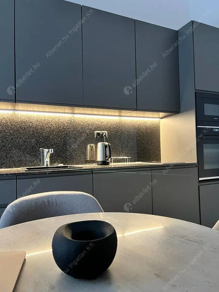 Kiadó albérlet 430000 Ft/hó áron: Budapest, VI. kerület  Lázár utca. Mérete: 47 nm, 2 szobás | Alberlet.hu - 6606763