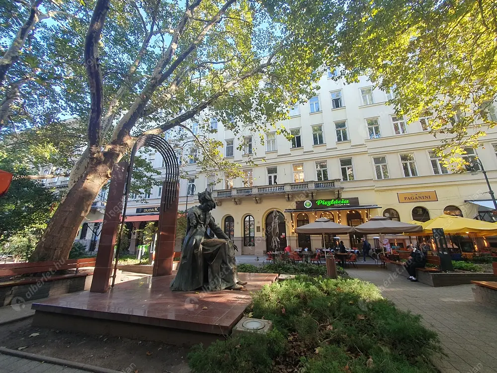 Kiadó albérlet 764000 Ft/hó áron: Budapest, VI. kerület  Liszt Ferenc tér. Mérete: 104 nm, 3 szobás | Alberlet.hu - 6601745