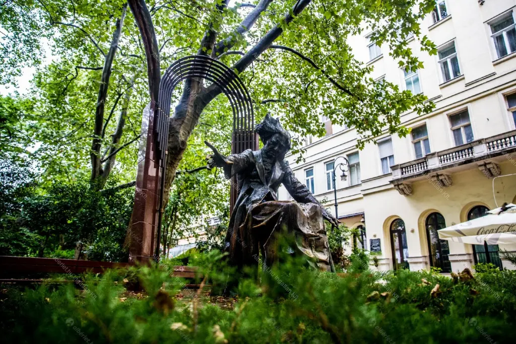 Kiadó albérlet 399000 Ft/hó áron: Budapest, VI. kerület  Liszt Ferenc tér. Mérete: 55 nm, 2 szobás | Alberlet.hu - 6656375