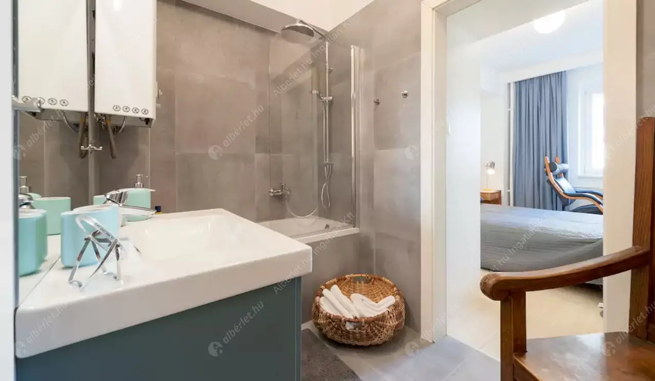 Kiadó albérlet 386000 Ft/hó áron: Budapest, VI. kerület  Liszt Ferenc tér. Mérete: 67 nm, 2 szobás | Alberlet.hu - 5478340