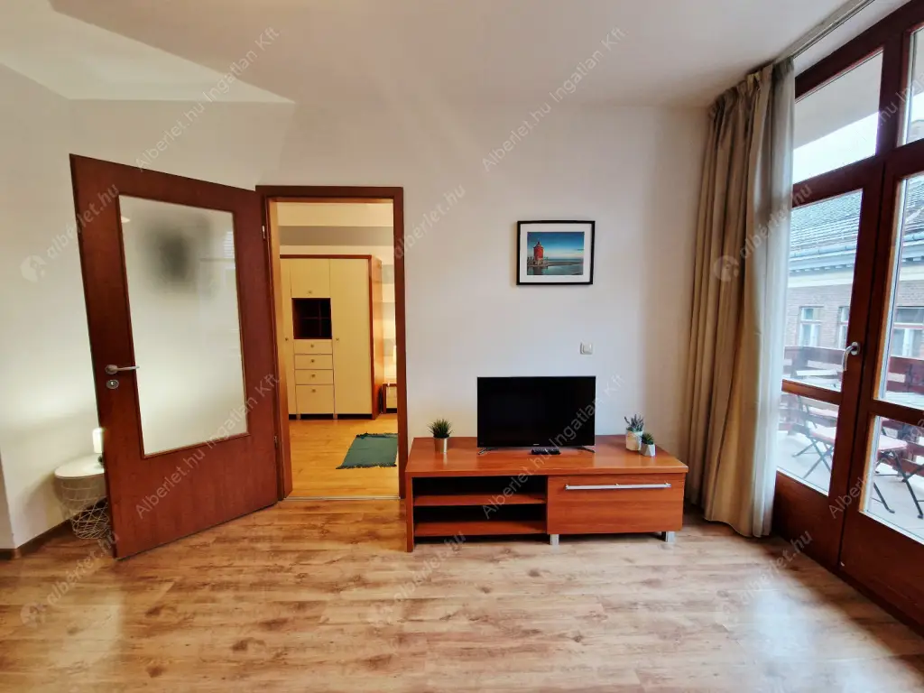Kiadó albérlet 270000 Ft/hó áron: Budapest, VI. kerület  Lovag utca. Mérete: 50 nm, 1 szobás | Alberlet.hu - 6636987