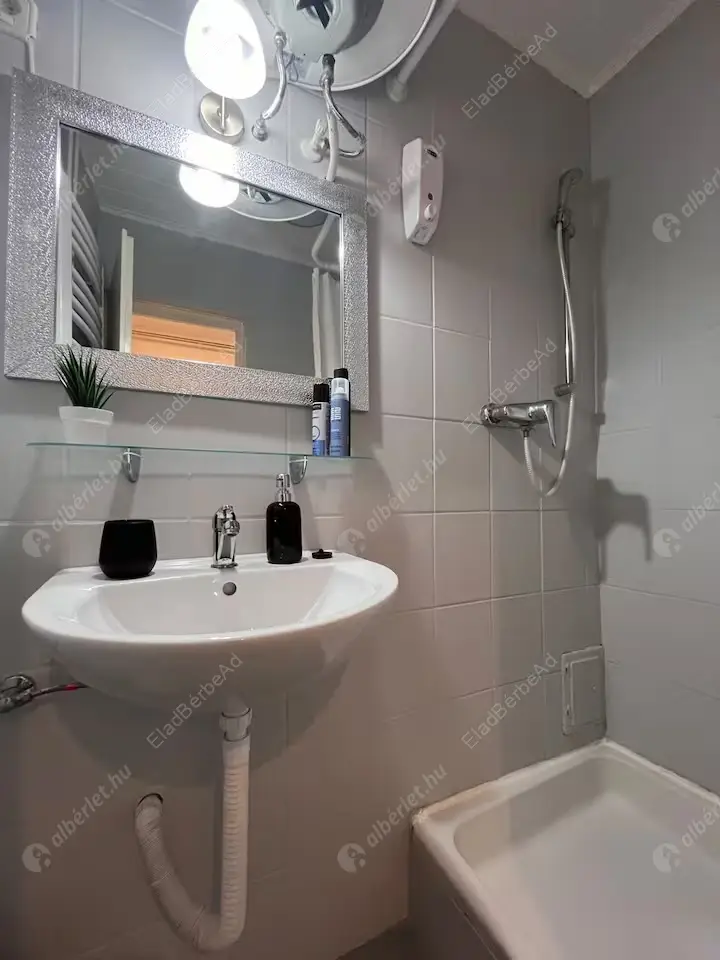 Kiadó albérlet 190000 Ft/hó áron: Budapest, VI. kerület  Nagymező utca. Mérete: 26 nm, 1 szobás | Alberlet.hu - 6621229