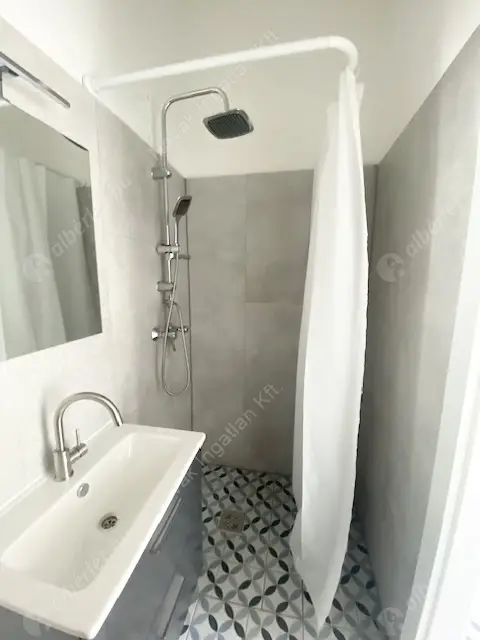 Kiadó albérlet 35000 Ft/hó áron: Budapest, VI. kerület  Nagymező utca. Mérete: 35 nm, 1 szobás | Alberlet.hu - 6582553