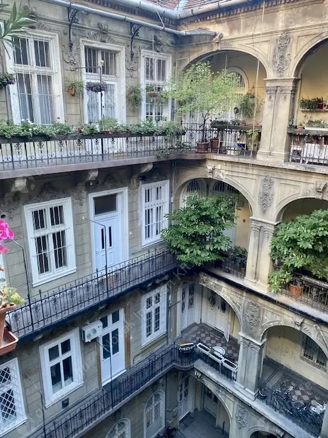 Kiadó albérlet 35000 Ft/hó áron: Budapest, VI. kerület  Nagymező utca. Mérete: 35 nm, 1 szobás | Alberlet.hu - 6582556