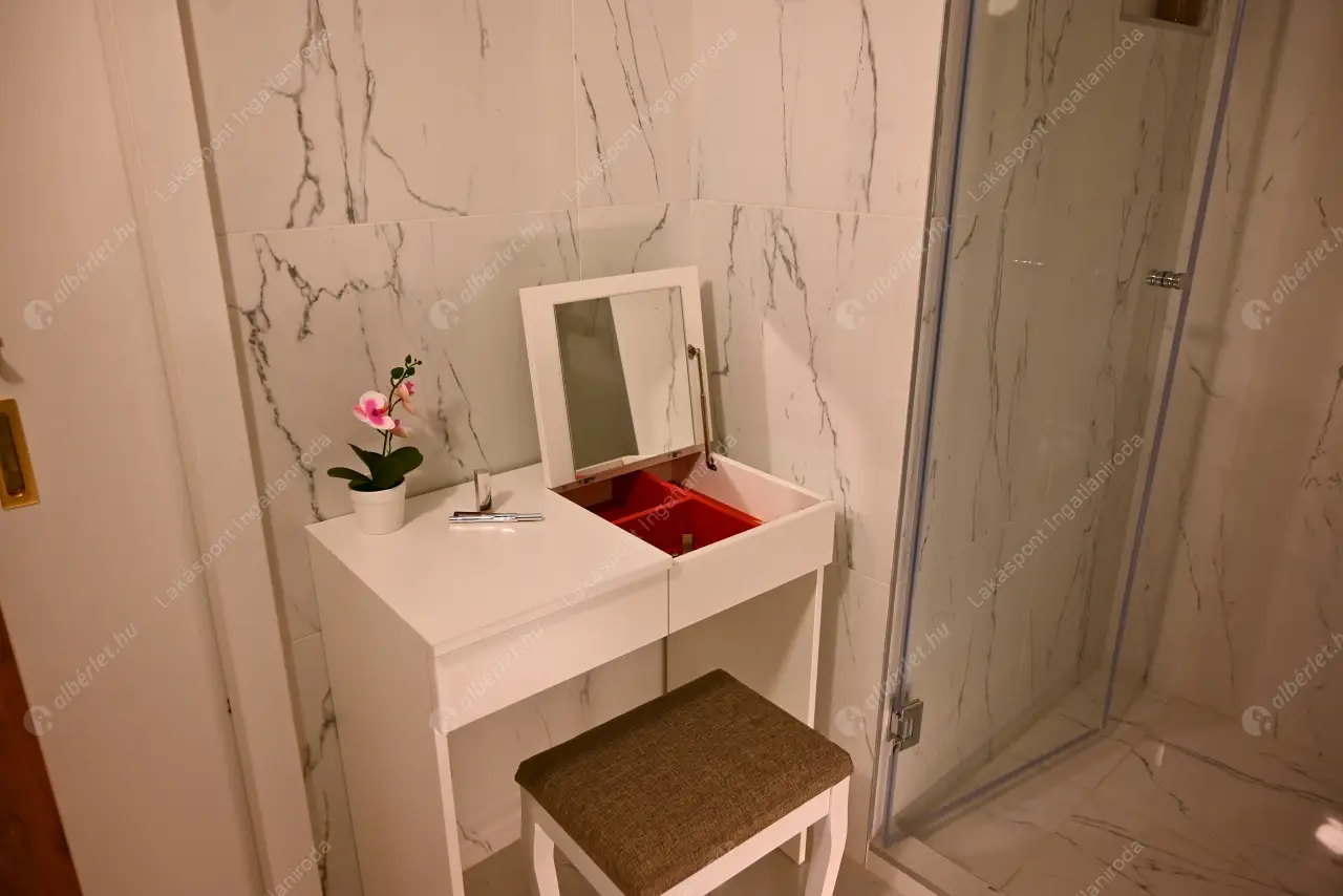 Kiadó albérlet 350000 Ft/hó áron: Budapest, VI. kerület  Nagymező utca. Mérete: 50 nm, 1 szobás | Alberlet.hu - 6638952