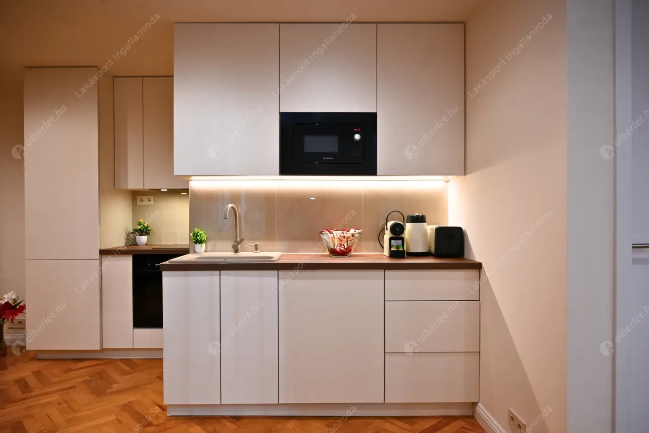 Kiadó albérlet 350000 Ft/hó áron: Budapest, VI. kerület  Nagymező utca. Mérete: 50 nm, 1 szobás | Alberlet.hu - 6638959