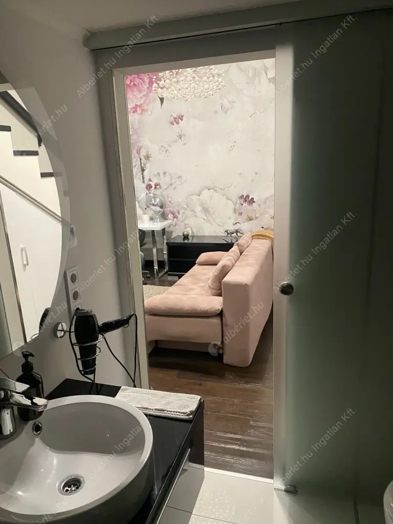 Kiadó albérlet 240000 Ft/hó áron: Budapest, VI. kerület  Ó utca. Mérete: 26 nm, 1 szobás | Alberlet.hu - 6600003