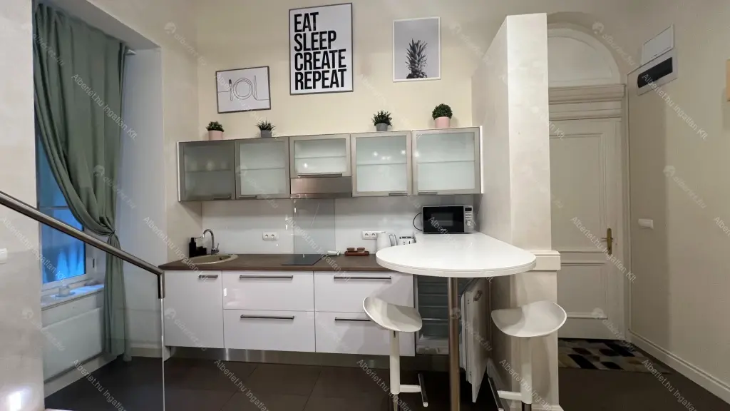 Kiadó albérlet 300000 Ft/hó áron: Budapest, VI. kerület  Ó utca. Mérete: 35 nm, 1 szobás | Alberlet.hu - 6668935