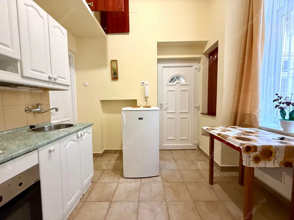 Kiadó albérlet 190000 Ft/hó áron: Budapest, VI. kerület  Oktogon tér. Mérete: 30 nm, 1 szobás | Alberlet.hu - 6573334