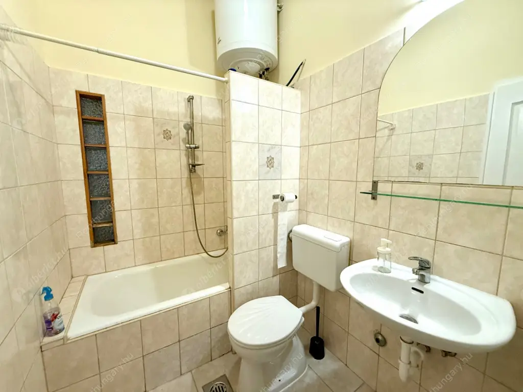 Kiadó albérlet 190000 Ft/hó áron: Budapest, VI. kerület  Oktogon tér. Mérete: 30 nm, 1 szobás | Alberlet.hu - 6573344