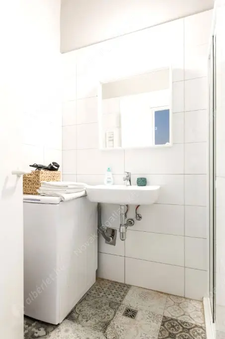 Kiadó albérlet 220000 Ft/hó áron: Budapest, VI. kerület  Révay köz. Mérete: 33 nm, 1 szobás | Alberlet.hu - 6635647