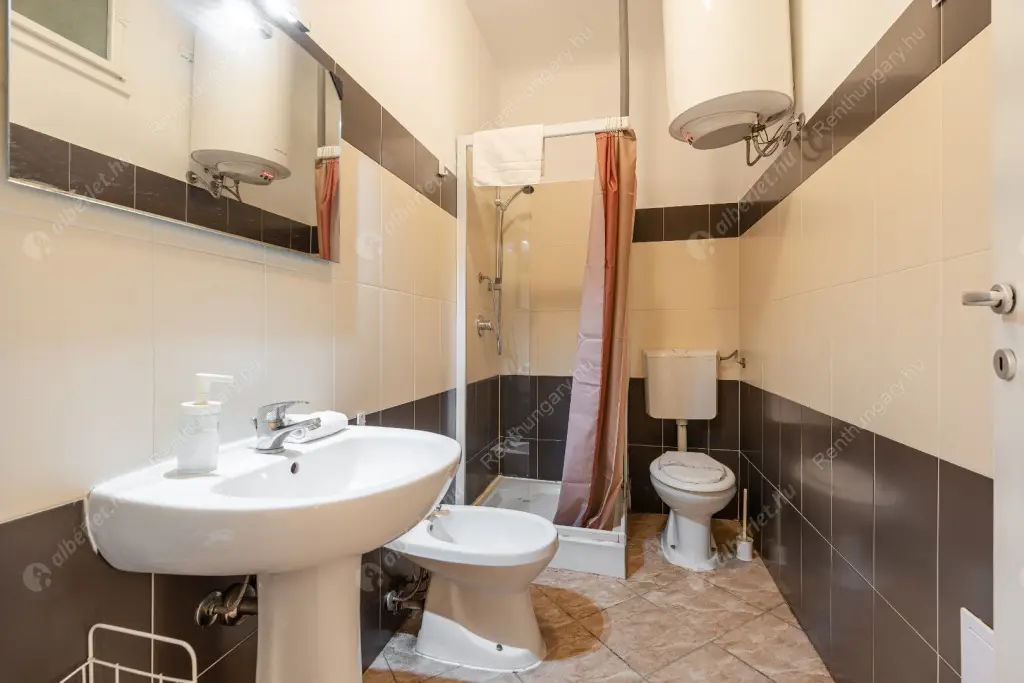 Kiadó albérlet 290000 Ft/hó áron: Budapest, VI. kerület  Révay köz. Mérete: 68 nm, 3 szobás | Alberlet.hu - 6600390