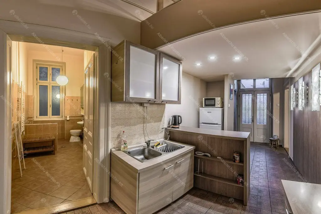 Kiadó albérlet 275000 Ft/hó áron: Budapest, VI. kerület  Teréz körút. Mérete: 44 nm, 1 szobás | Alberlet.hu - 6645257