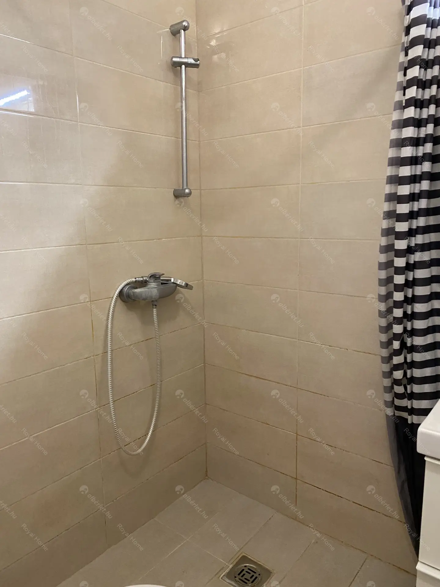 Kiadó albérlet 269000 Ft/hó áron: Budapest, VI. kerület  Teréz körút. Mérete: 60 nm, 2 szobás | Alberlet.hu - 5825169