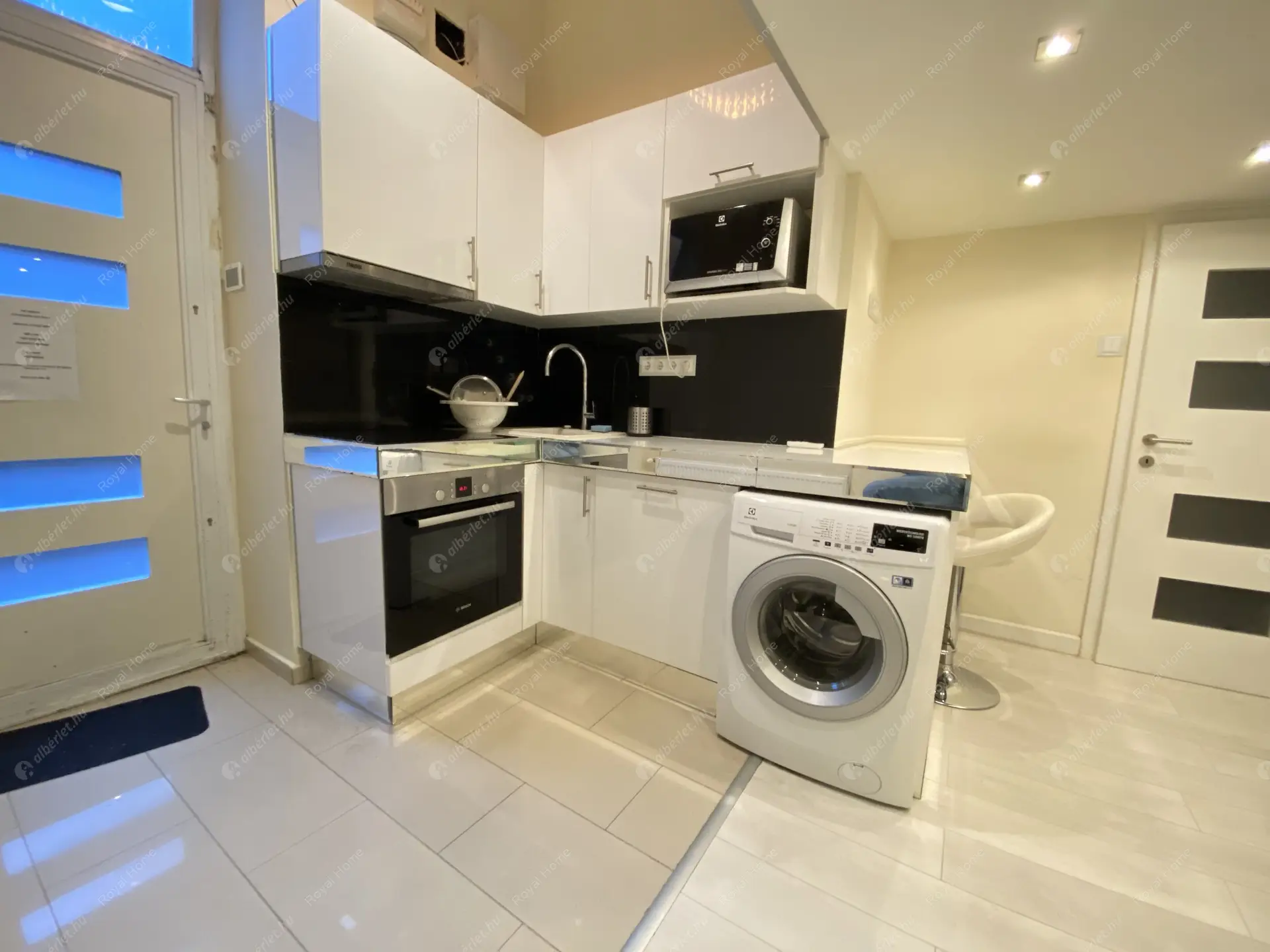 Kiadó albérlet 180000 Ft/hó áron: Budapest, VI. kerület  Vörösmarty utca. Mérete: 30 nm, 1 szobás | Alberlet.hu - 5854435