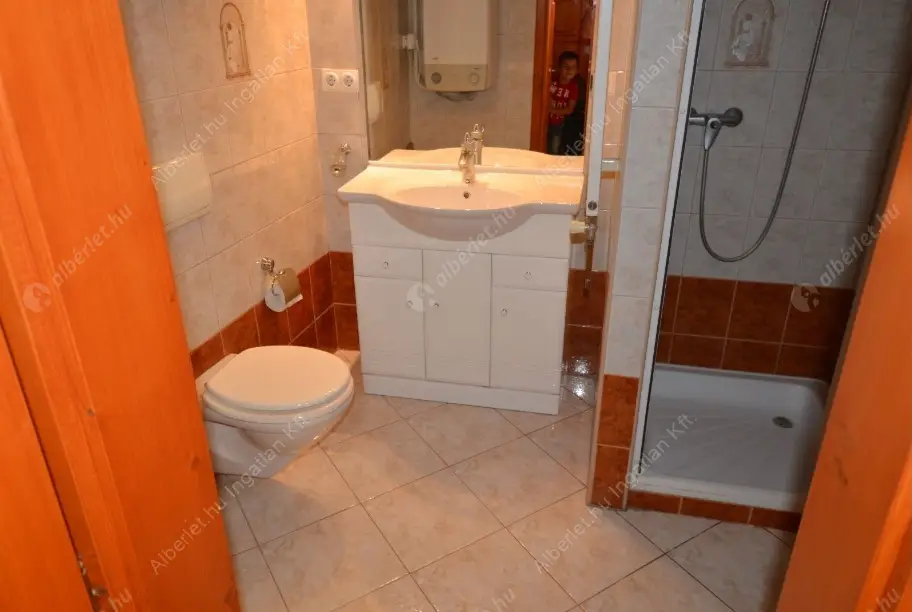 Kiadó albérlet 200000 Ft/hó áron: Budapest, VI. kerület  Vörösmarty utca. Mérete: 40 nm, 1 szobás | Alberlet.hu - 6573059