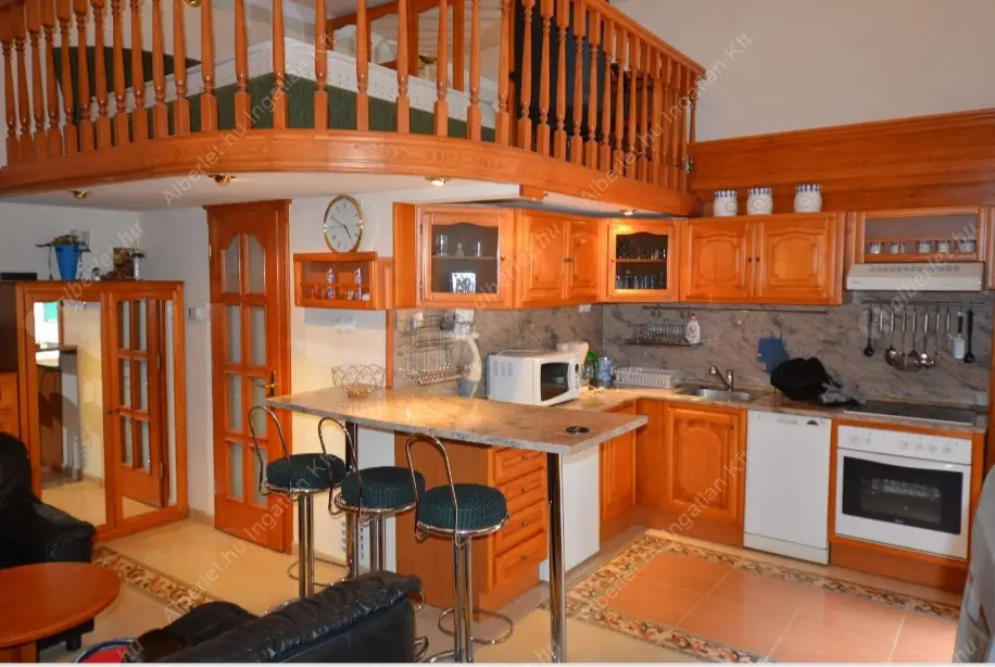 Kiadó albérlet 200000 Ft/hó áron: Budapest, VI. kerület  Vörösmarty utca. Mérete: 40 nm, 1 szobás | Alberlet.hu - 6588281