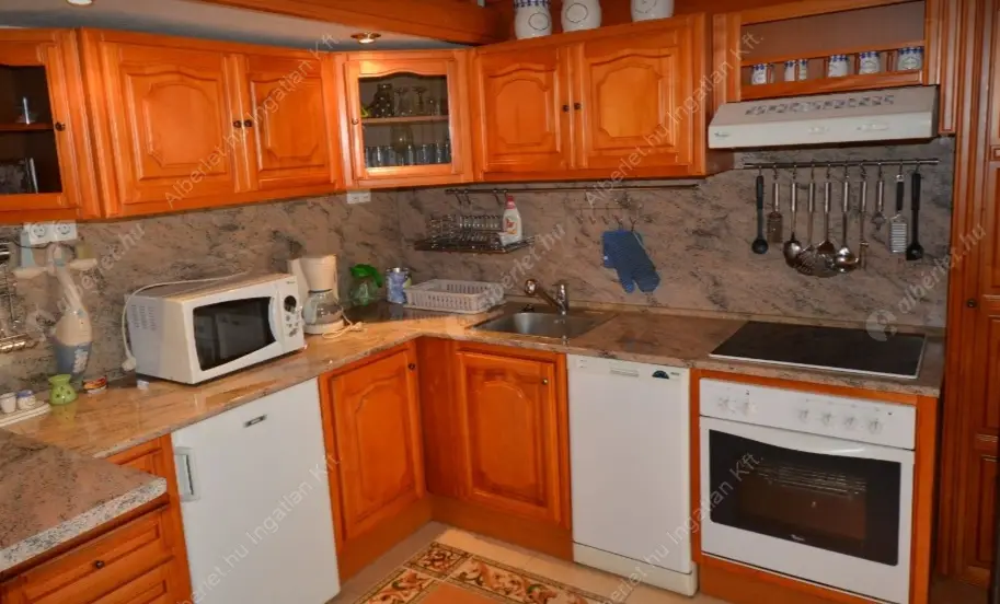 Kiadó albérlet 200000 Ft/hó áron: Budapest, VI. kerület  Vörösmarty utca. Mérete: 40 nm, 1 szobás | Alberlet.hu - 6573963