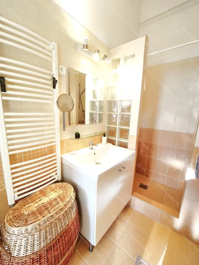 Kiadó albérlet 340000 Ft/hó áron: Budapest, VI. kerület  Vörösmarty utca. Mérete: 70 nm, 2 szobás | Alberlet.hu - 6665642