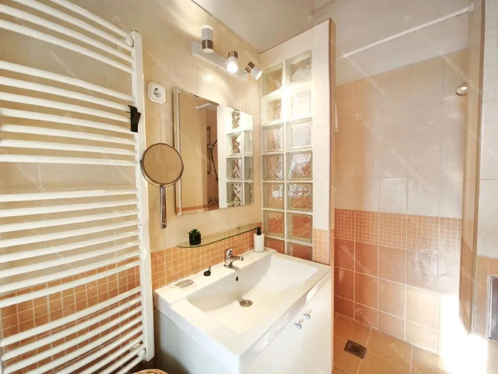 Kiadó albérlet 340000 Ft/hó áron: Budapest, VI. kerület  Vörösmarty utca. Mérete: 70 nm, 2 szobás | Alberlet.hu - 6665643