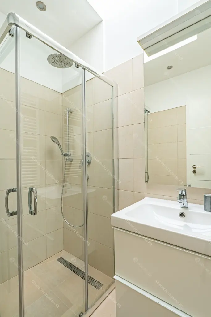 Kiadó albérlet 700000 Ft/hó áron: Budapest, VI. kerület  Vörösmarty utca. Mérete: 73 nm, 3 szobás | Alberlet.hu - 6677327