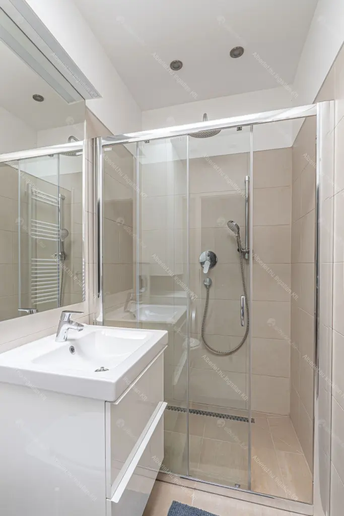 Kiadó albérlet 599000 Ft/hó áron: Budapest, VI. kerület  Vörösmarty utca. Mérete: 73 nm, 3 szobás | Alberlet.hu - 6677701