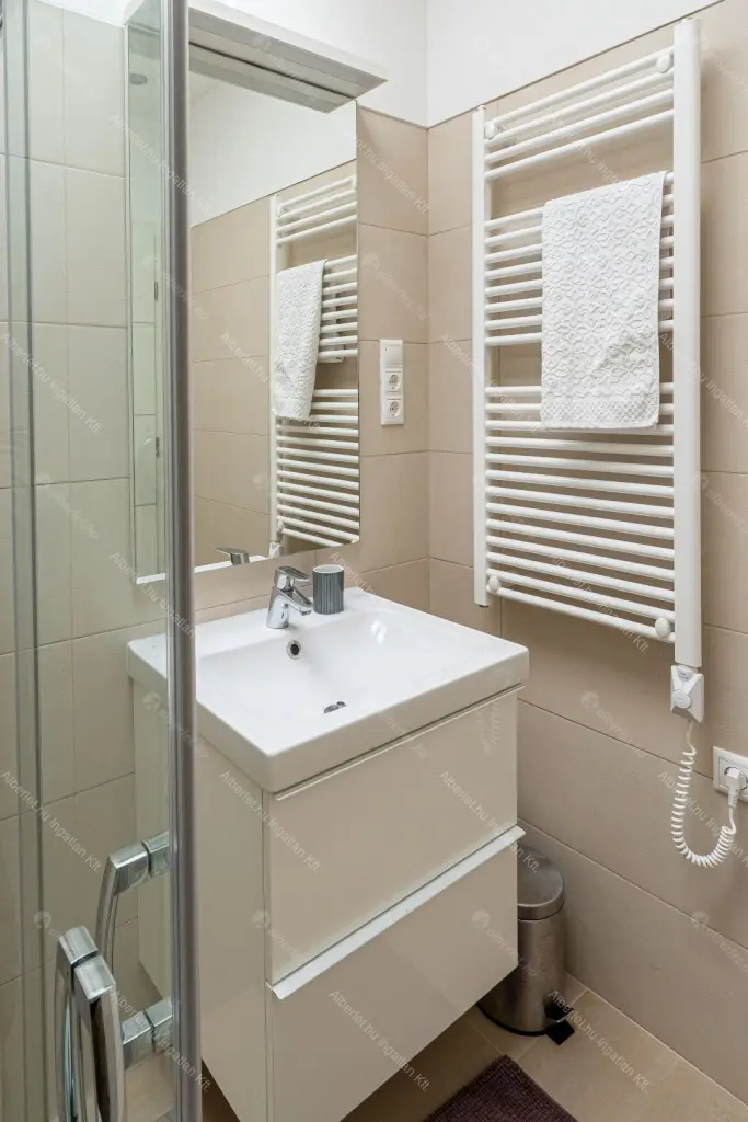 Kiadó albérlet 599000 Ft/hó áron: Budapest, VI. kerület  Vörösmarty utca. Mérete: 73 nm, 3 szobás | Alberlet.hu - 6677709