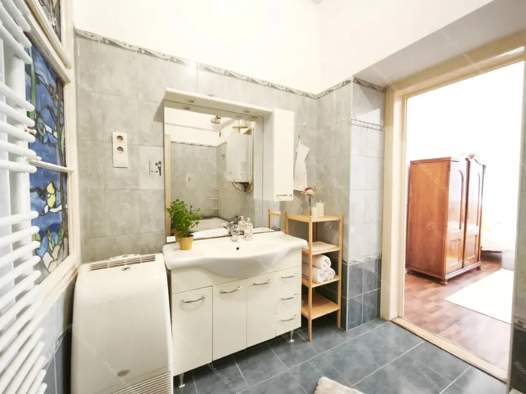 Kiadó albérlet 340000 Ft/hó áron: Budapest, VI. kerület  Weiner Leó utca. Mérete: 86 nm, 3 szobás | Alberlet.hu - 6676853