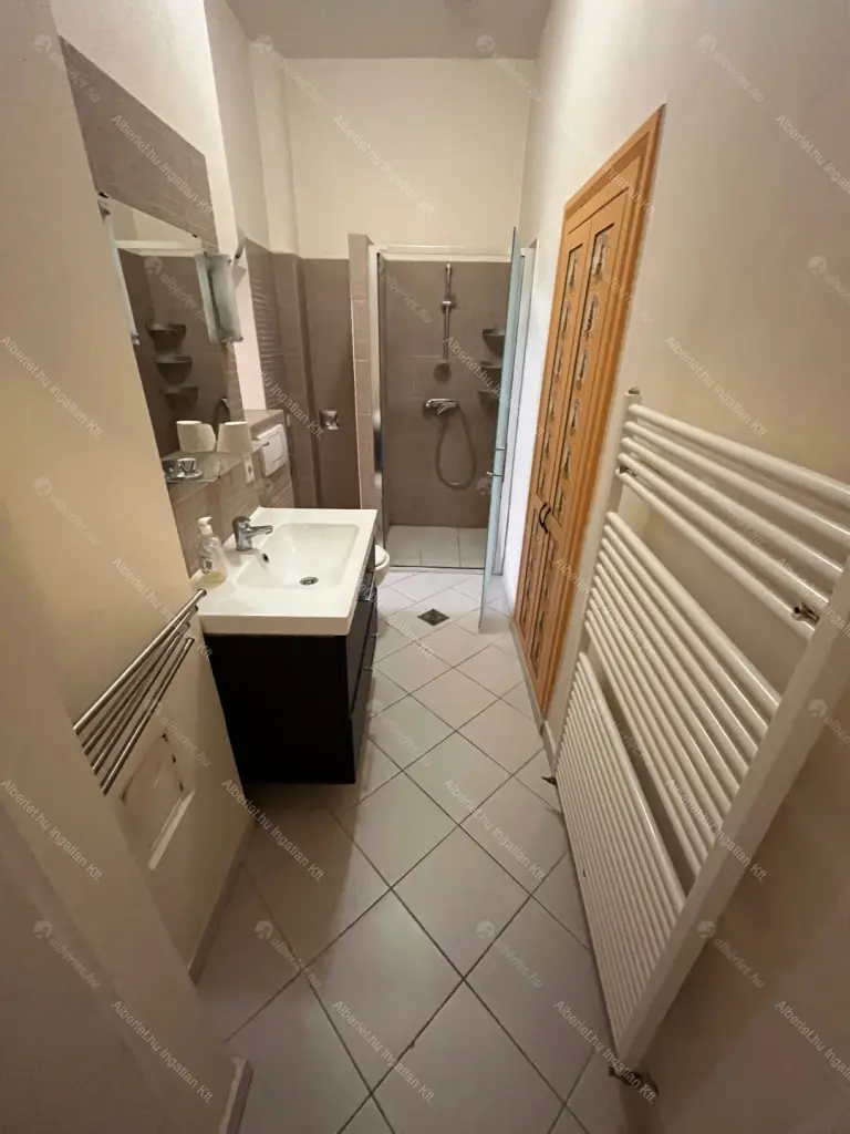 Kiadó albérlet 278000 Ft/hó áron: Budapest, VI. kerület  Zichy Jenő utca. Mérete: 65 nm, 3 szobás | Alberlet.hu - 6698042