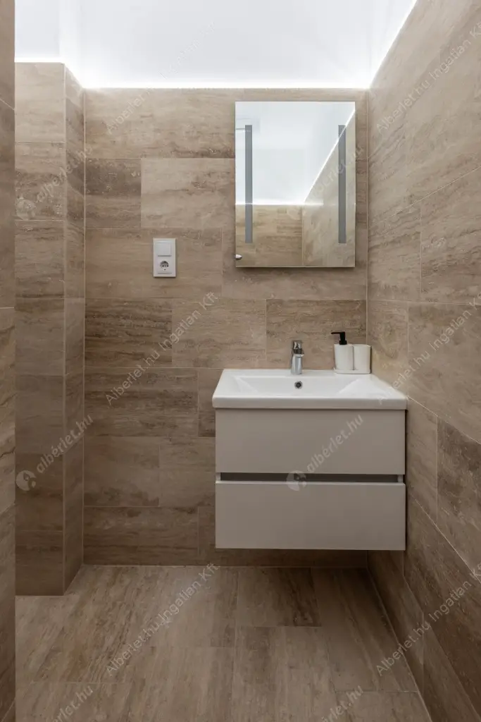 Kiadó albérlet 621000 Ft/hó áron: Budapest, VII. kerület  Akácfa utca. Mérete: 79 nm, 3 szobás | Alberlet.hu - 6554313