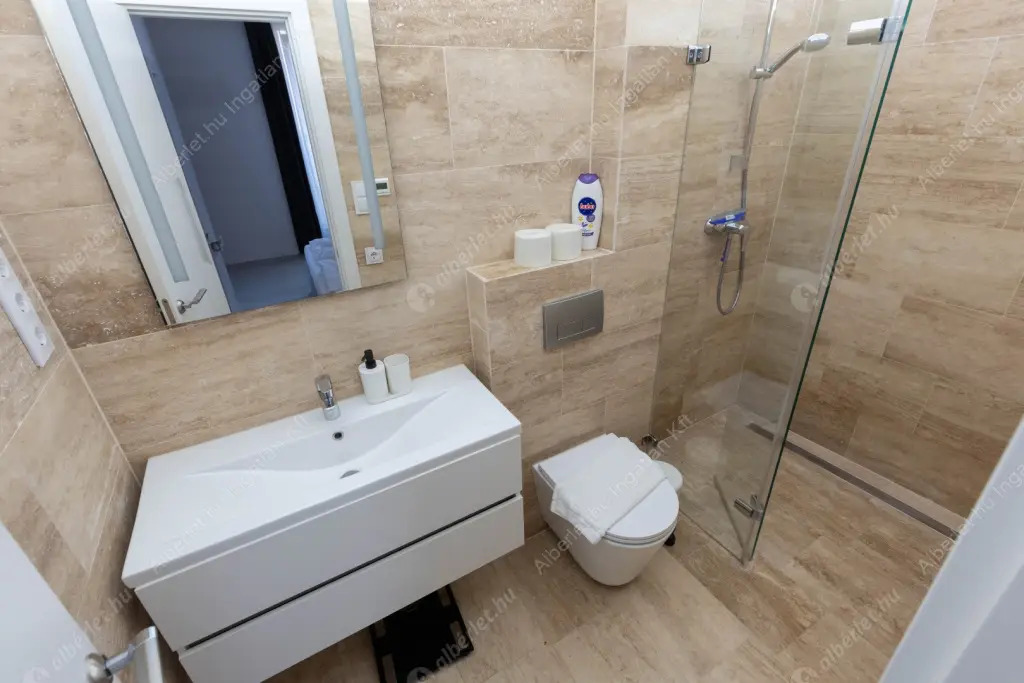 Kiadó albérlet 621000 Ft/hó áron: Budapest, VII. kerület  Akácfa utca. Mérete: 79 nm, 3 szobás | Alberlet.hu - 6554318