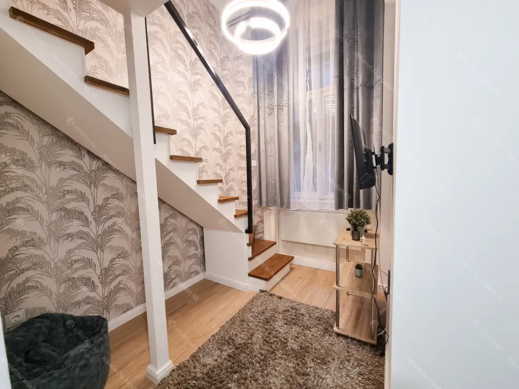 Kiadó albérlet 200000 Ft/hó áron: Budapest, VII. kerület  Almássy tér. Mérete: 30 nm, 1 szobás | Alberlet.hu - 6695776