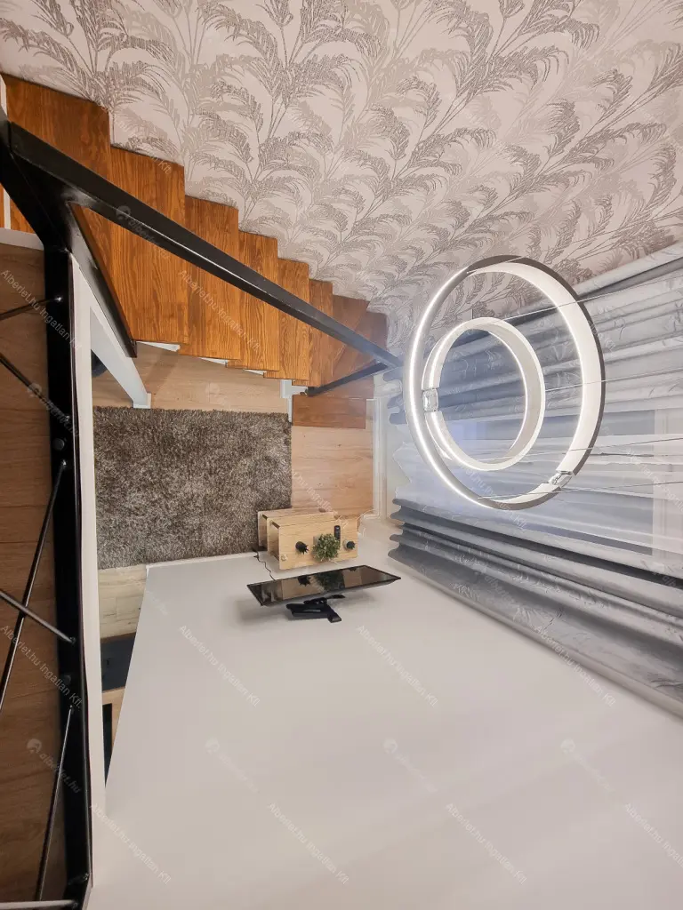 Kiadó albérlet 200000 Ft/hó áron: Budapest, VII. kerület  Almássy tér. Mérete: 30 nm, 1 szobás | Alberlet.hu - 6695780