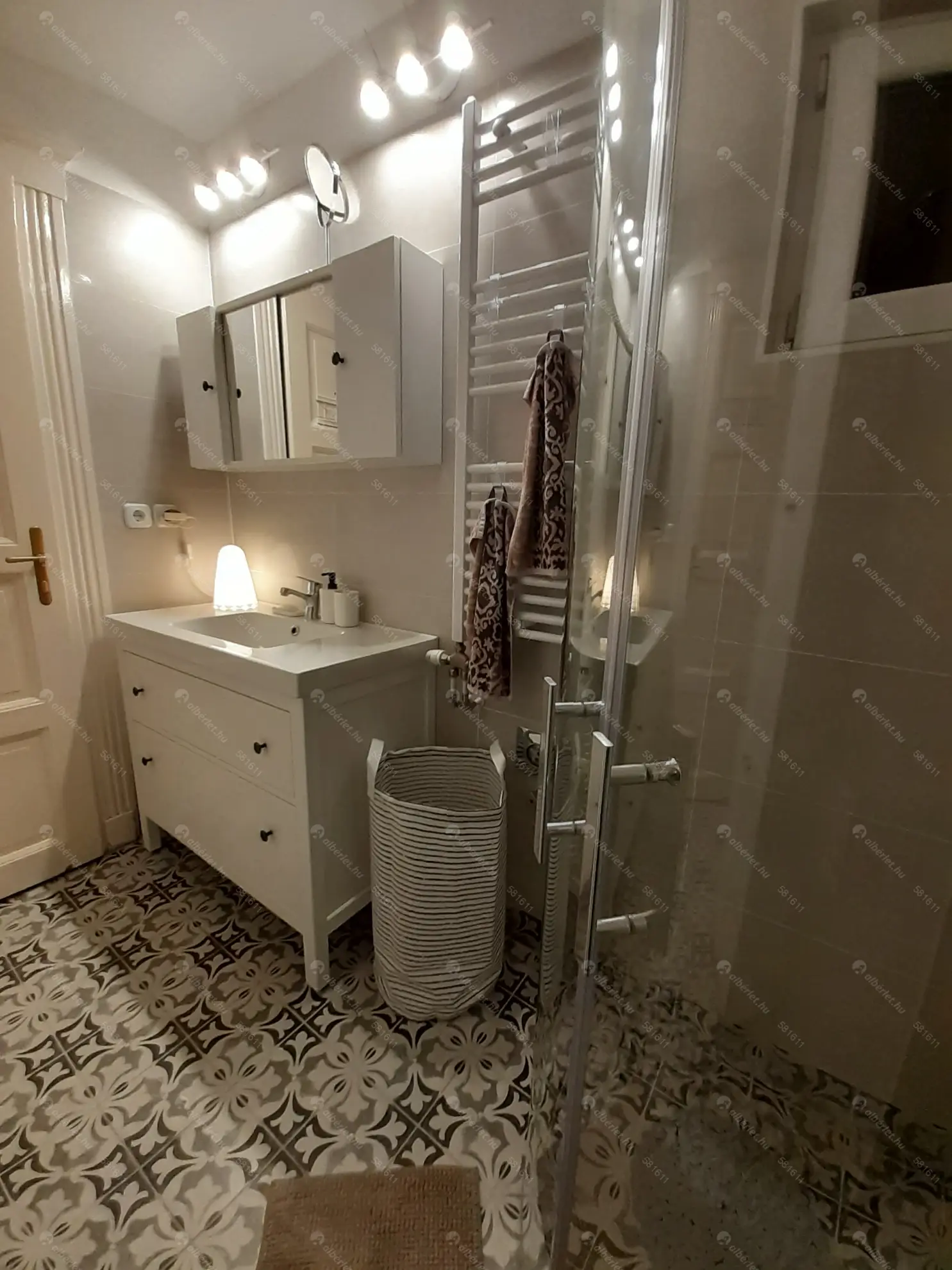 Kiadó albérlet 400000 Ft/hó áron: Budapest, VII. kerület  Bethlen Gábor tér. Mérete: 74 nm, 2 szobás | Alberlet.hu - 6637755