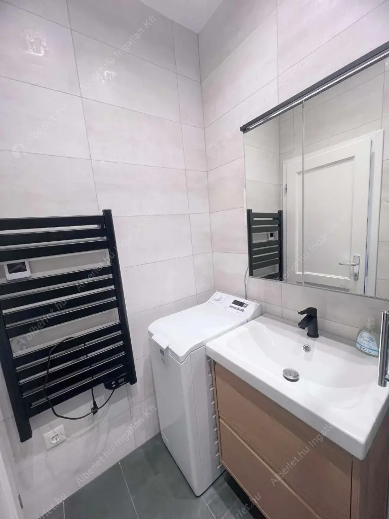 Kiadó albérlet 220000 Ft/hó áron: Budapest, VII. kerület  Dob utca. Mérete: 25 nm, 1 szobás | Alberlet.hu - 6587049