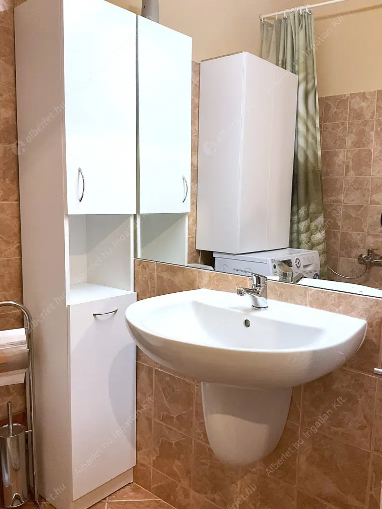 Kiadó albérlet 240000 Ft/hó áron: Budapest, VII. kerület  Dohány utca. Mérete: 38 nm, 1 szobás | Alberlet.hu - 6525137