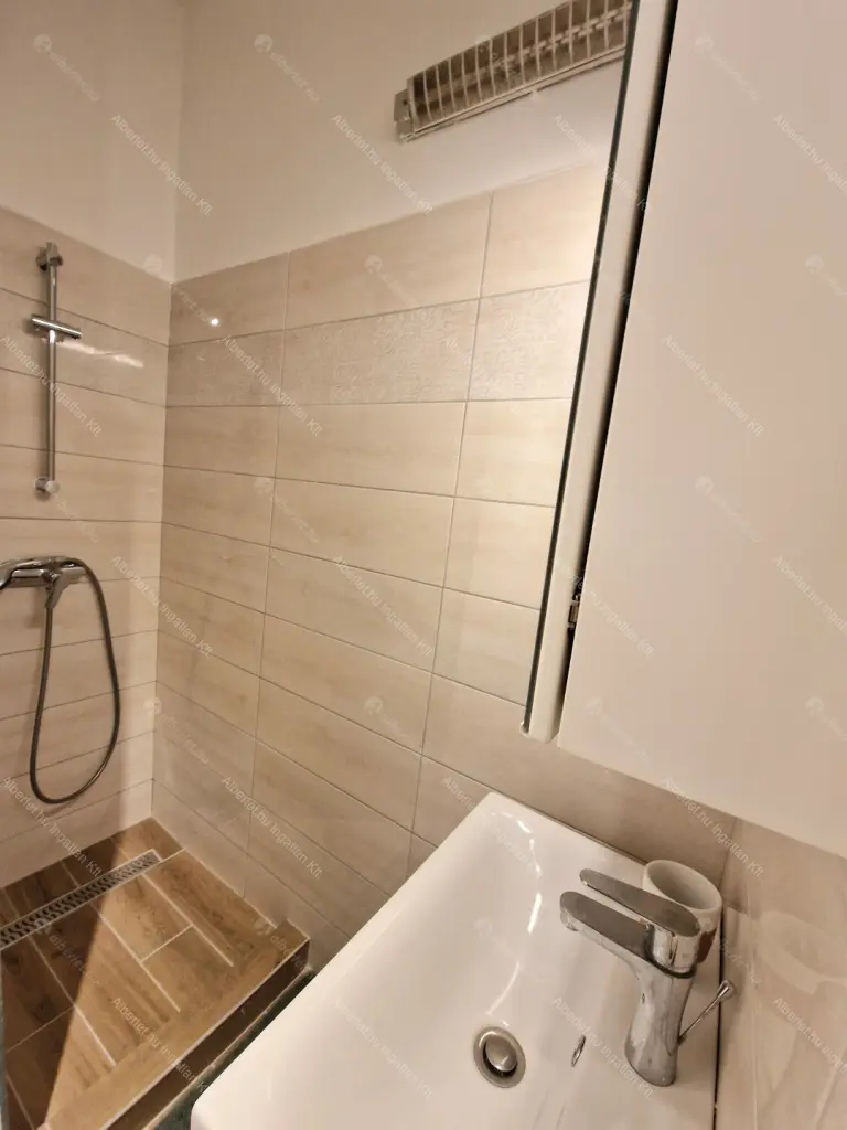 Kiadó albérlet 455000 Ft/hó áron: Budapest, VII. kerület  Huszár utca. Mérete: 80 nm, 3 szobás | Alberlet.hu - 6639435