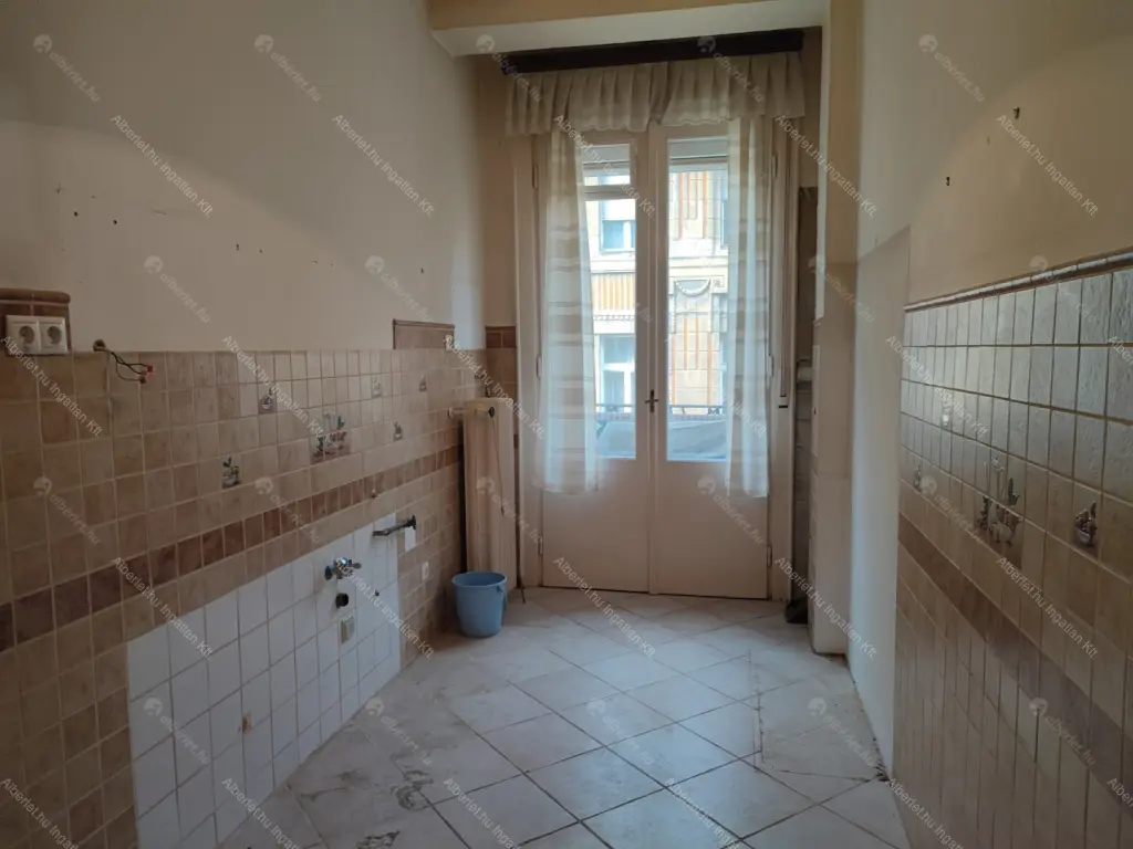 Kiadó albérlet 1200000 Ft/hó áron: Budapest, VII. kerület  Károly körút. Mérete: 114 nm, 5 szobás | Alberlet.hu - 6651504