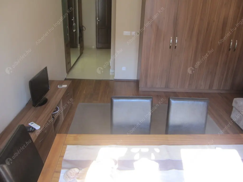 Kiadó albérlet 270000 Ft/hó áron: Budapest, VII. kerület  Károly körút. Mérete: 44 nm, 1 szobás | Alberlet.hu - 6618153