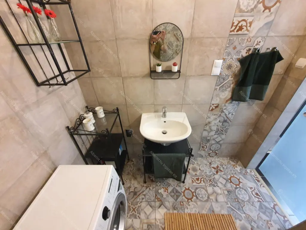 Kiadó albérlet 330000 Ft/hó áron: Budapest, VII. kerület  Király utca. Mérete: 65 nm, 2 szobás | Alberlet.hu - 6654812