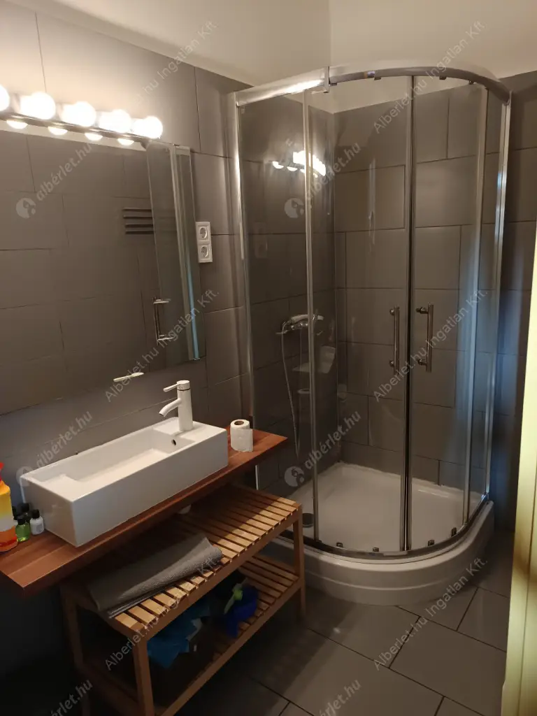 Kiadó albérlet 250000 Ft/hó áron: Budapest, VII. kerület  Klauzál tér. Mérete: 37 nm, 1 szobás | Alberlet.hu - 6589118