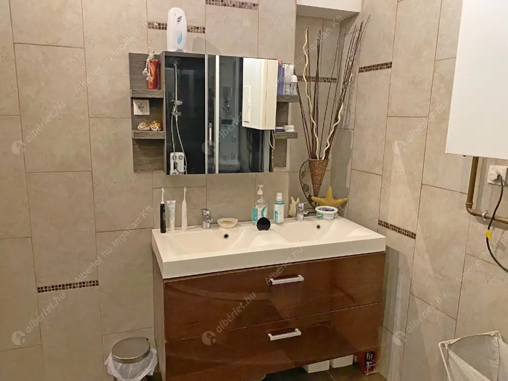 Kiadó albérlet 330000 Ft/hó áron: Budapest, VII. kerület  Rákóczi út. Mérete: 72 nm, 3 szobás | Alberlet.hu - 6173269