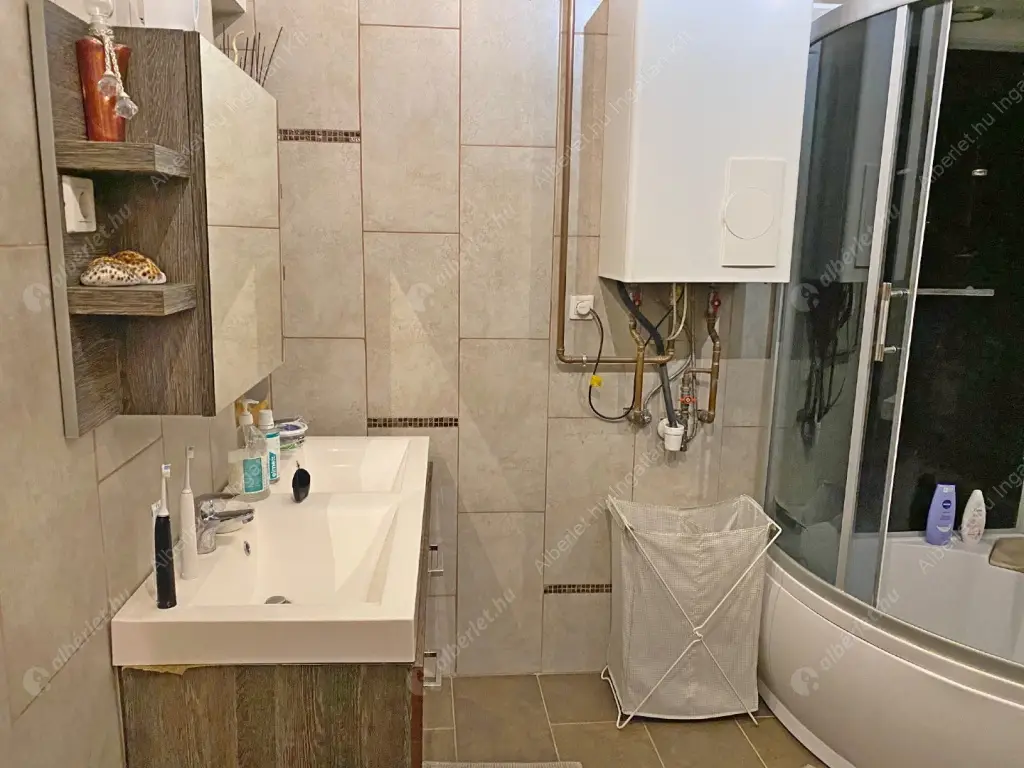 Kiadó albérlet 330000 Ft/hó áron: Budapest, VII. kerület  Rákóczi út. Mérete: 72 nm, 3 szobás | Alberlet.hu - 6583959