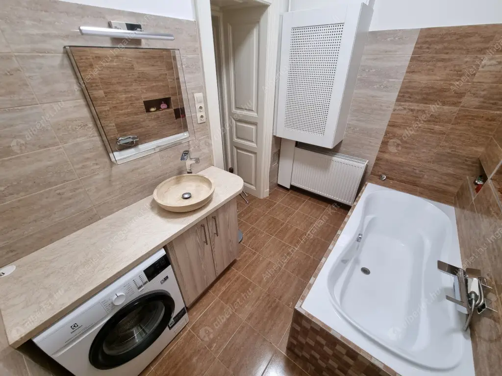 Kiadó albérlet 300000 Ft/hó áron: Budapest, VIII. kerület  Bródy Sándor utca. Mérete: 80 nm, 2 szobás | Alberlet.hu - 6597881