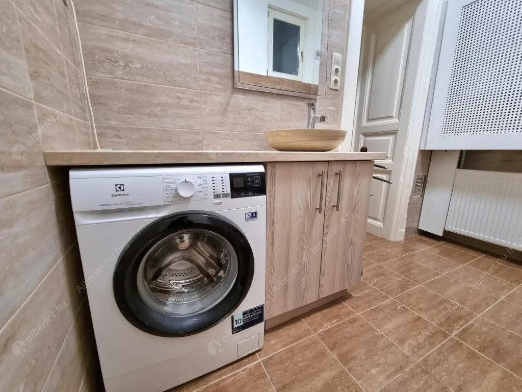 Kiadó albérlet 300000 Ft/hó áron: Budapest, VIII. kerület  Bródy Sándor utca. Mérete: 80 nm, 2 szobás | Alberlet.hu - 6597883