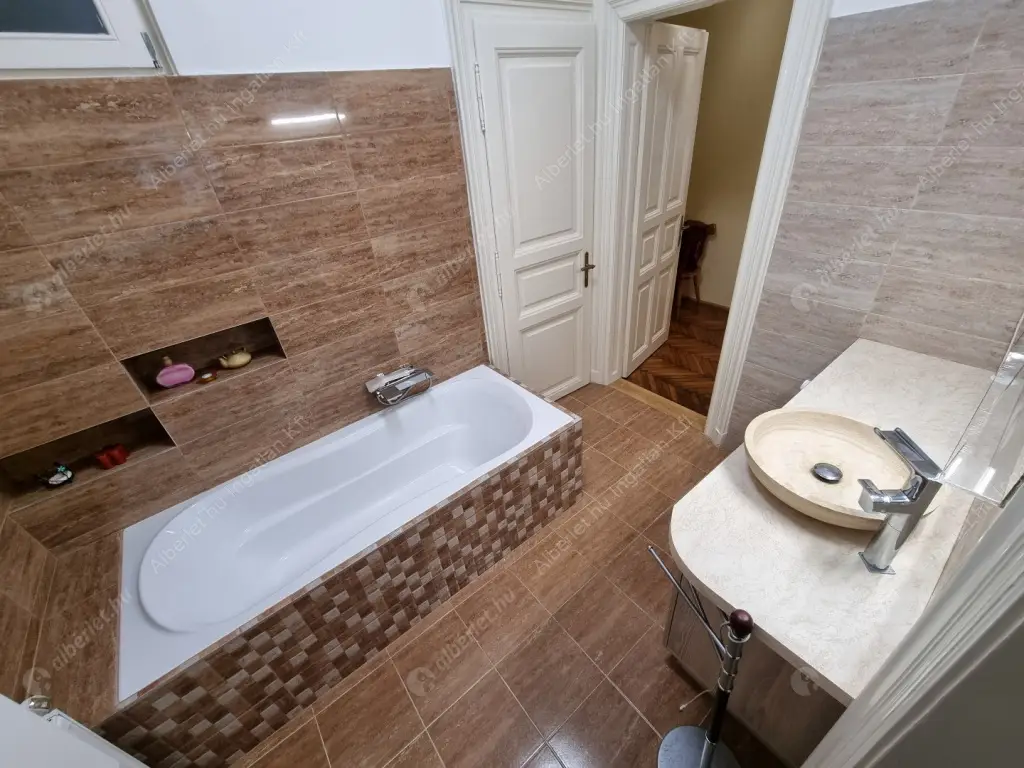 Kiadó albérlet 299000 Ft/hó áron: Budapest, VIII. kerület  Bródy Sándor utca. Mérete: 80 nm, 2 szobás | Alberlet.hu - 6615092