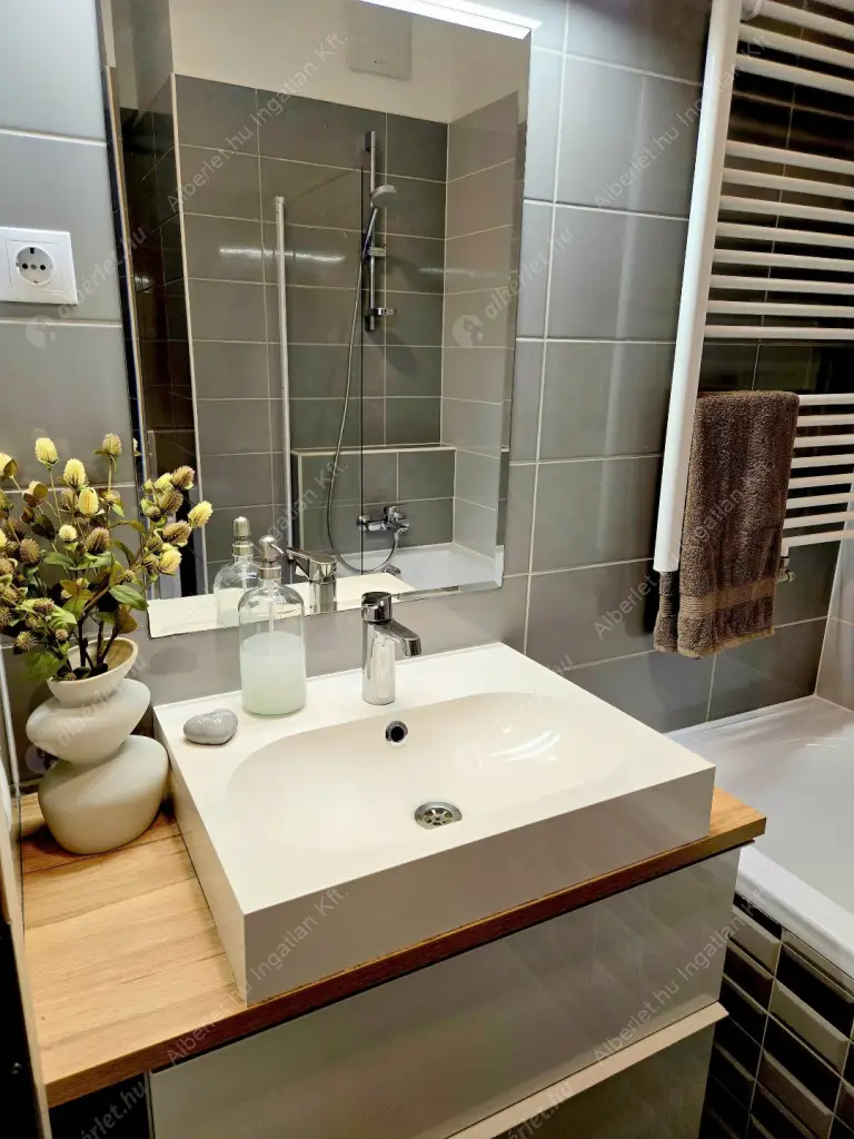 Kiadó albérlet 360000 Ft/hó áron: Budapest, VIII. kerület  Corvin sétány. Mérete: 44 nm, 2 szobás | Alberlet.hu - 6574892