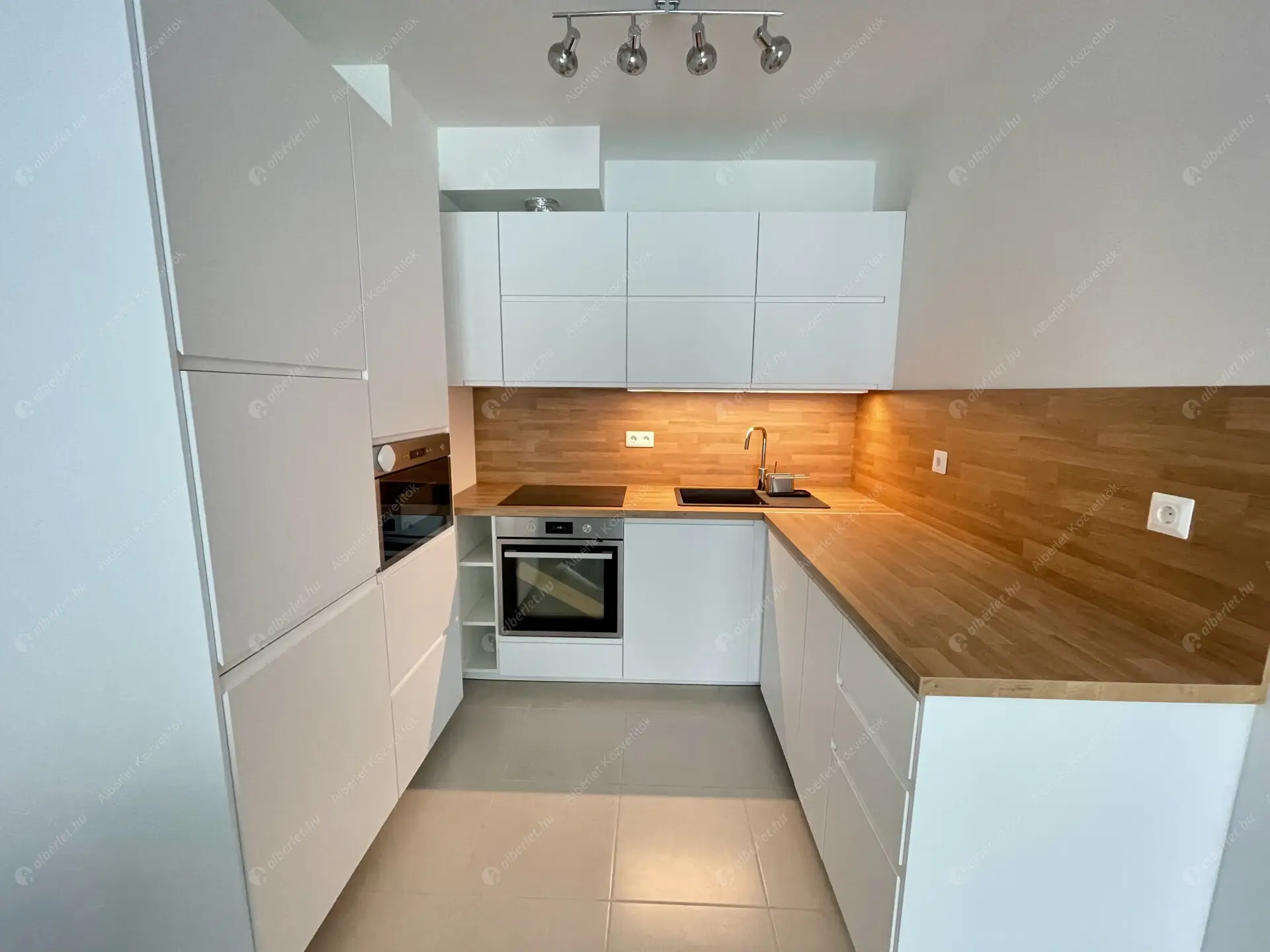 Kiadó albérlet 300000 Ft/hó áron: Budapest, VIII. kerület  Corvin sétány. Mérete: 47 nm, 1 szobás | Alberlet.hu - 6555226